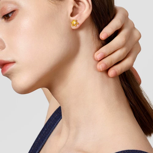 周生生 Золотые серьги MINTYGREEN микросахарная серия с жемчугом и цветком лилии 95735E