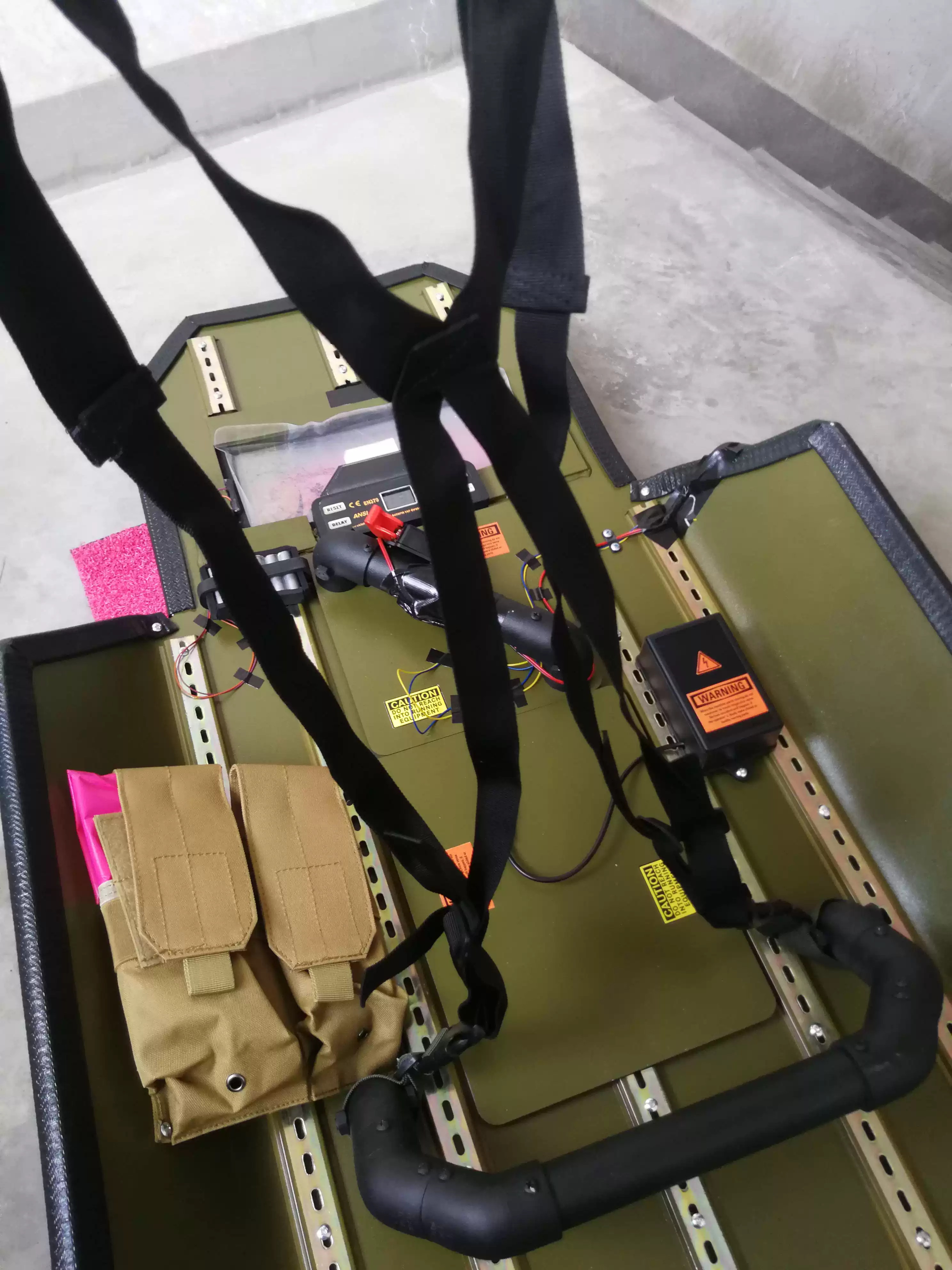 彩虹六号围攻Cos道具 R6S G52闪光盾牌 Cos闪盾铝制盾体 模玩周边Cos服饰 游戏角色扮演道具-Taobao-Tmall