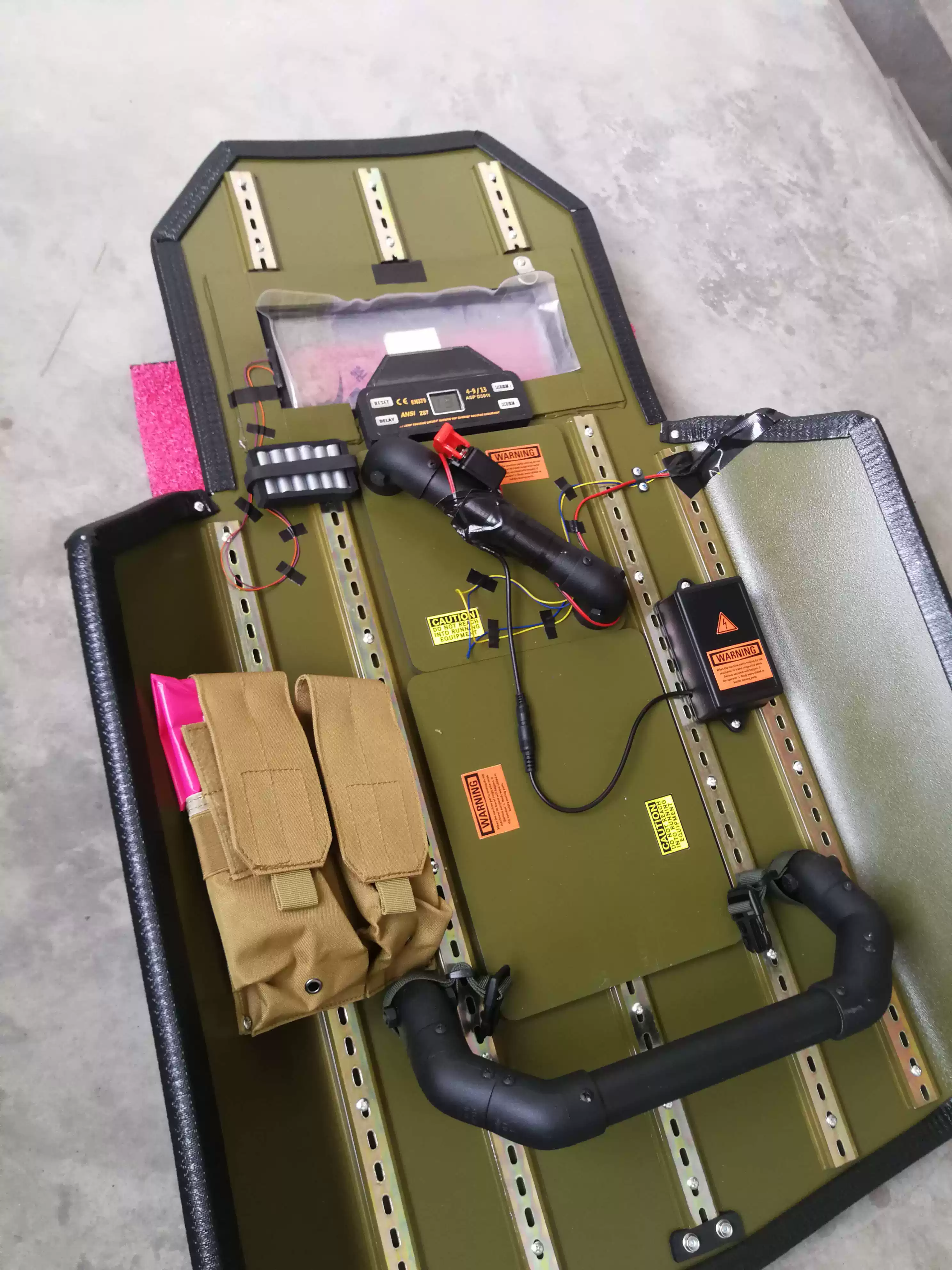 彩虹六号围攻Cos道具 R6S G52闪光盾牌 Cos闪盾铝制盾体 模玩周边Cos服饰 游戏角色扮演道具-Taobao-Tmall