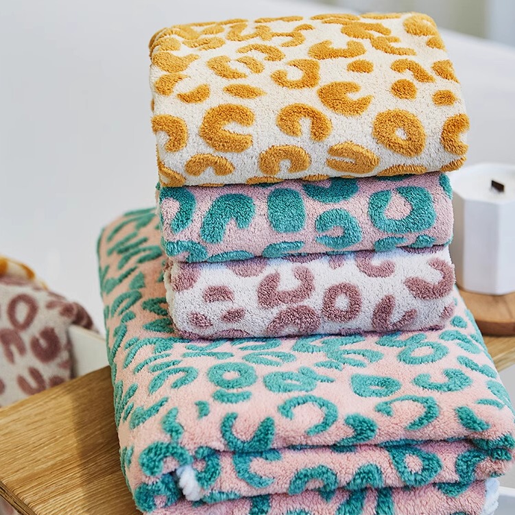 Leopard Print Bath Towel for Women, Super Absorbent, Quick-Drying, Coral Fleece Towel, Jacquard Face Towel, for Bathing and Home Use Leopard Print Bath Towel for Women, Super Absorbent, Quick-Drying, Coral Fleece Towel, Jacquard Face Towel, for Bathing and Home Use