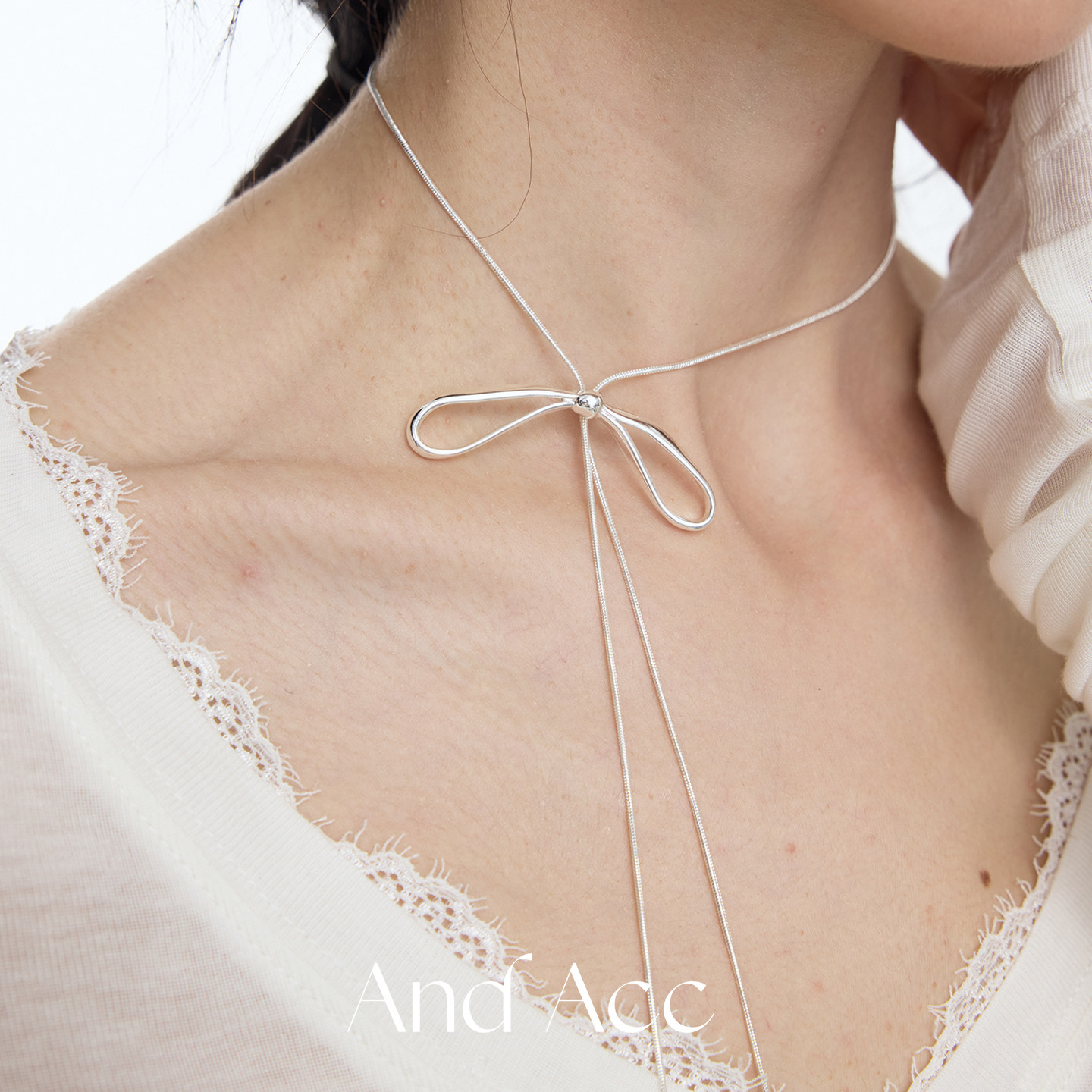 And Acc ballet-inspired pull-out light silver bow necklace, a retro-style girly sweater chain.