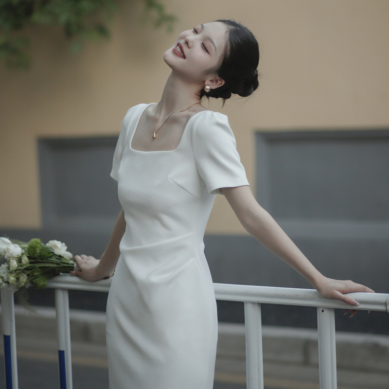 White Moon | Please, Mr. Lu, Please Provide a French-Style Square-Neck, Short-Sleeved, Slim-Fit, Stretchy, Long Dress for Engagement or Wedding Ceremonies White Moon | Please, Mr. Lu, Please Provide a French-Style Square-Neck, Short-Sleeved, Slim-Fit, Stretchy, Long Dress for Engagement or Wedding Ceremonies