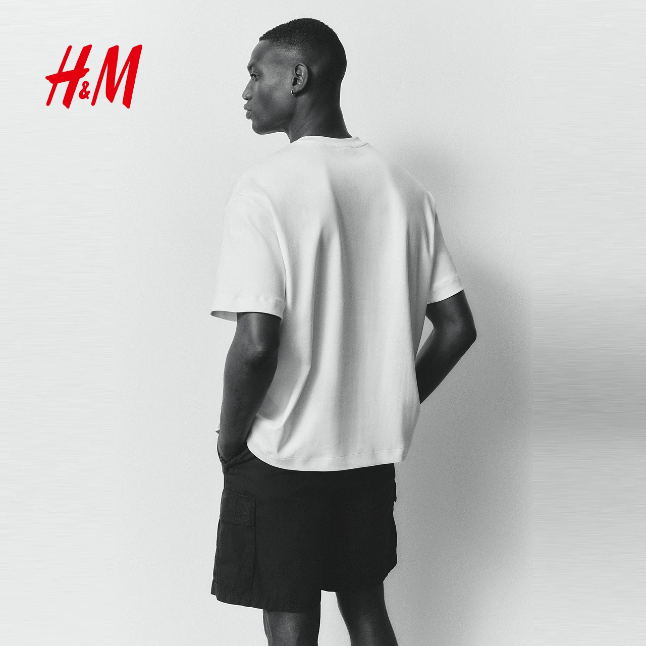 Body-friendly soft comfortable base T-shirt with a round collar, oversize