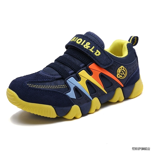 Профессиональная ограждающая обувь детей изучает ограждение спортивные обувь студент -ограждение конкурс ограждения мальчики и девочка. Обувь