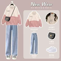 Розовая толстовка, синие джинсовые джинсы, осенний комплект, яркий броский стиль