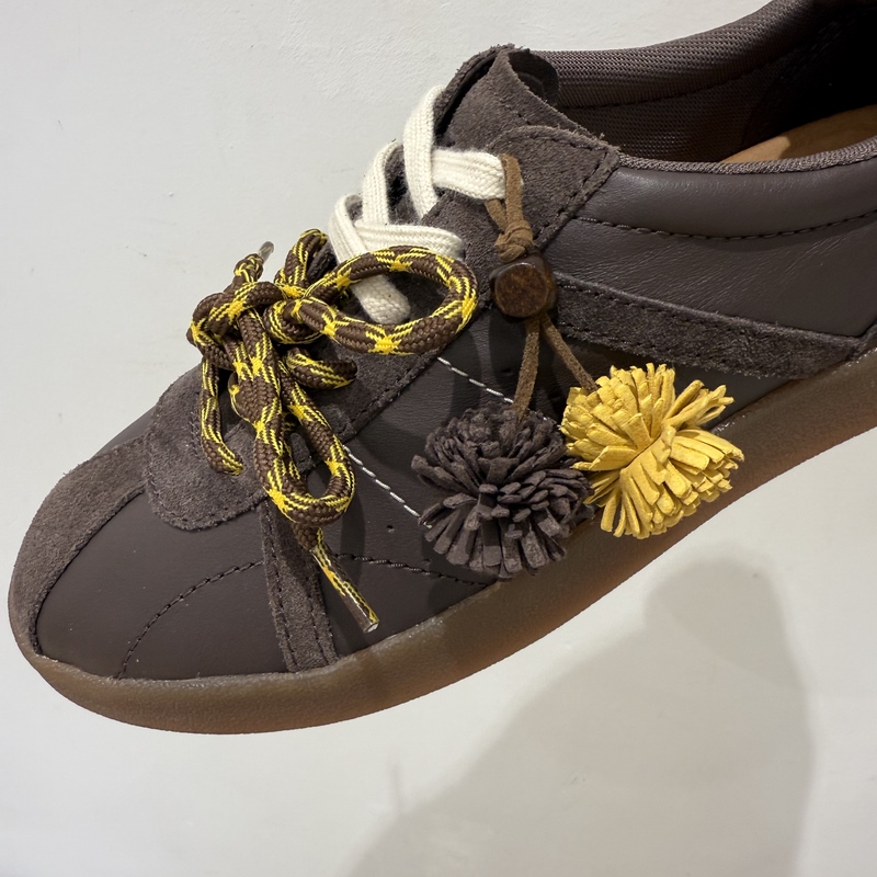 Kangaroo Shoes, German Training Shoes, Melard Flower Ball Charms, Miu-Style Tassel Flower Ball Shoelace Charms, Internet Celebrity Style Shoe Accessories Kangaroo Shoes, German Training Shoes, Melard Flower Ball Charms, Miu-Style Tassel Flower Ball Shoelace Charms, Internet Celebrity Style Shoe Accessories
