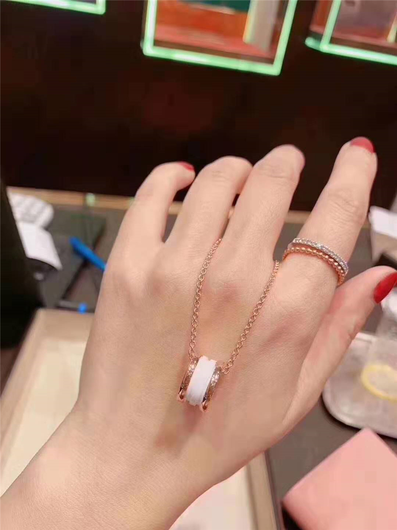 Necklace ins 2021 black and white ceramic spring Necklace rose gold pendant chain of clavicle female niche empresa design feeling