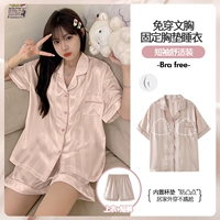 0068 Женщины с грудными подушками