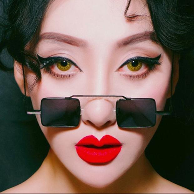 2018 mới vuông kim loại viền đỏ vàng đen mảnh nam nữ phong cách kính râm cá tính đặc biệt kính râm nam