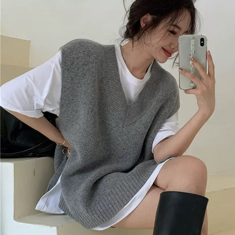 Retro Design Gray Slit V-Neck Knitted Vest for Women, Loose Fit for Spring and Autumn, Sleeveless Sweater Vest Retro Design Gray Slit V-Neck Knitted Vest for Women, Loose Fit for Spring and Autumn, Sleeveless Sweater Vest