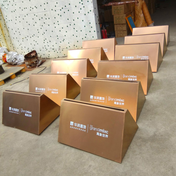 Rose Gold Triangular Billboard Base Manufacturer to Tuding to Do Triangular Rose Gold Waterboard Base Poster Shelf