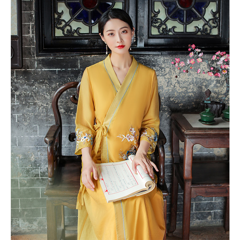 The new retro Chinese ethnic style Tang suit embroidered thin dress in 2021