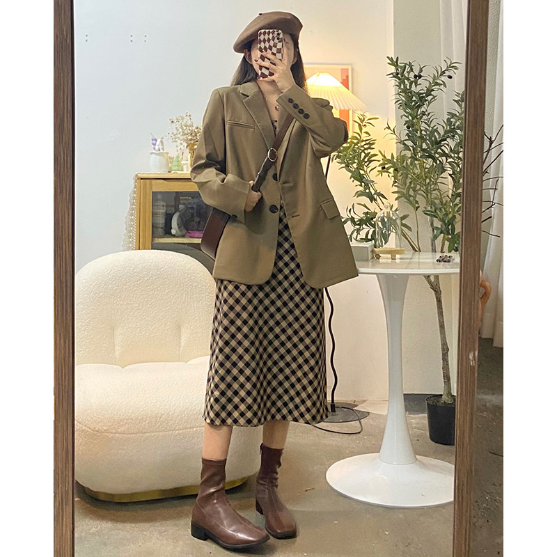 Curry Suit Jacket Woman Little Guy 2022 Spring Autumn New Advanced Design Sensation Little Crowd Casual Western Suit Suit Blasting