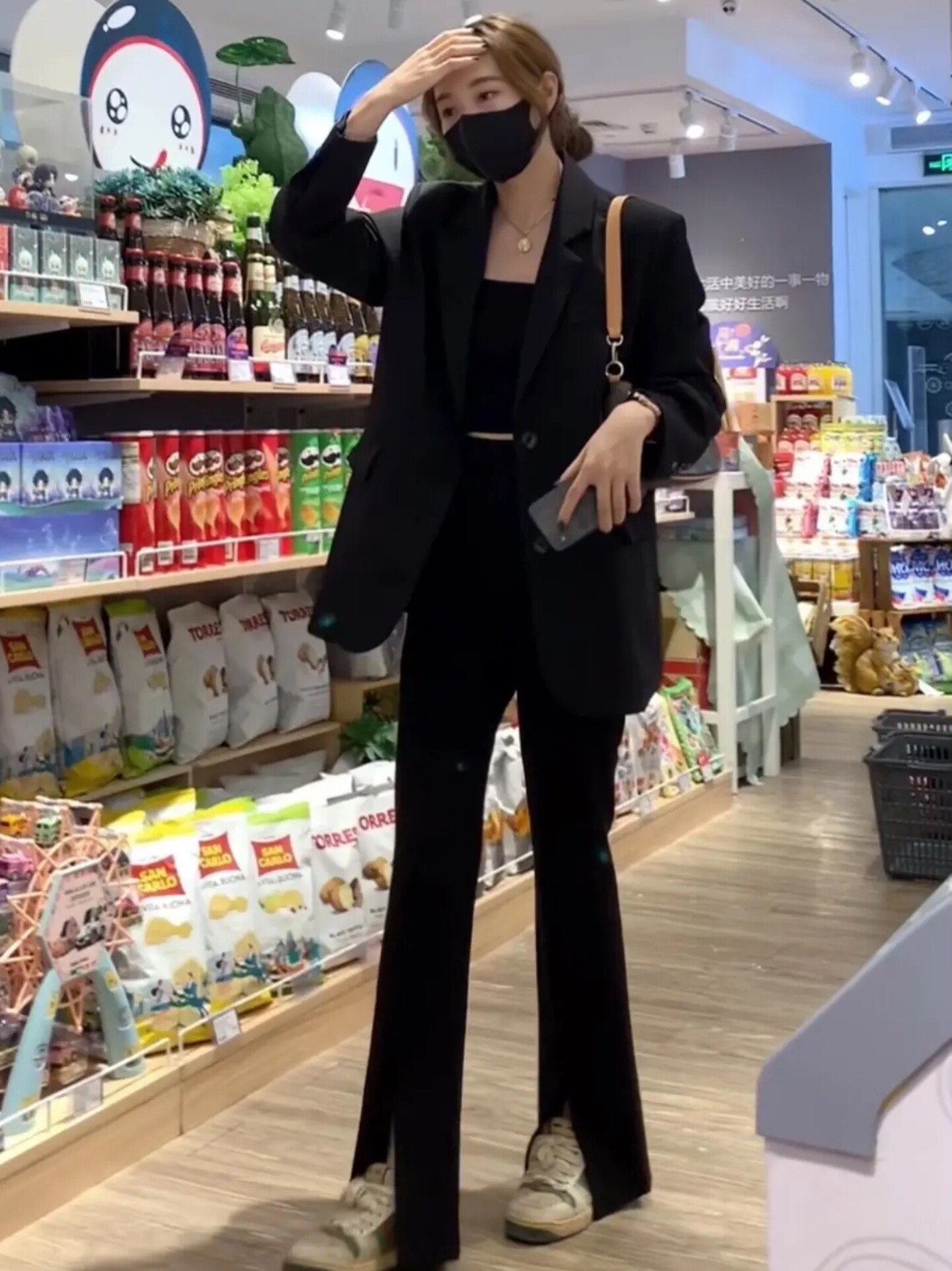 Black suit jacket female 2022 new small suit short top high-end design sense niche casual small man