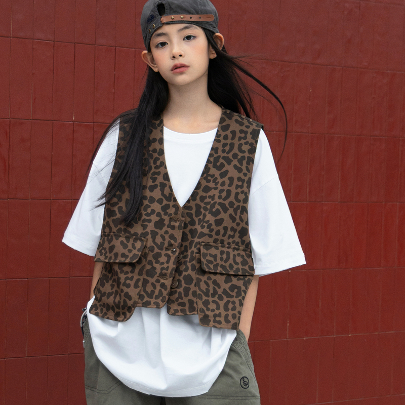 Auntie Leng's Leopard Print Work Vest for Boys and Girls, Versatile for Street Photography, Street Dance Performances, and Petite Tops Auntie Leng's Leopard Print Work Vest for Boys and Girls, Versatile for Street Photography, Street Dance Performances, and Petite Tops