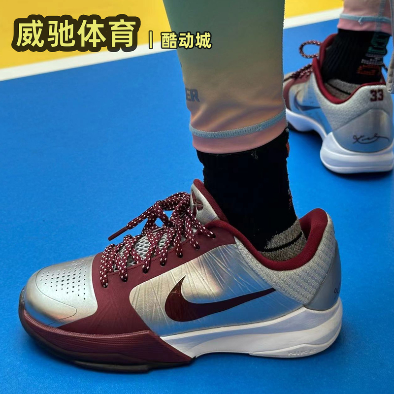 Nike Kobe 5 Gs Kobe 5 Youth Silver Red Low-Top Children's Practical Basketball Shoes Hm9522-001 Nike Kobe 5 Gs Kobe 5 Youth Silver Red Low-Top Children's Practical Basketball Shoes Hm9522-001