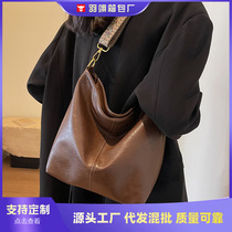 Large-capacity bag for women autumn and winter 2023 new retro wideband single shoulder crossbody bucket bag womens commuter tote bag