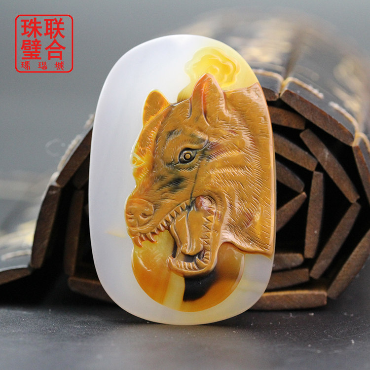 Boutique natural horse stock ice seed jade medullary agate Team Head Wolf Men's list Necklace Master Engraving Pendant