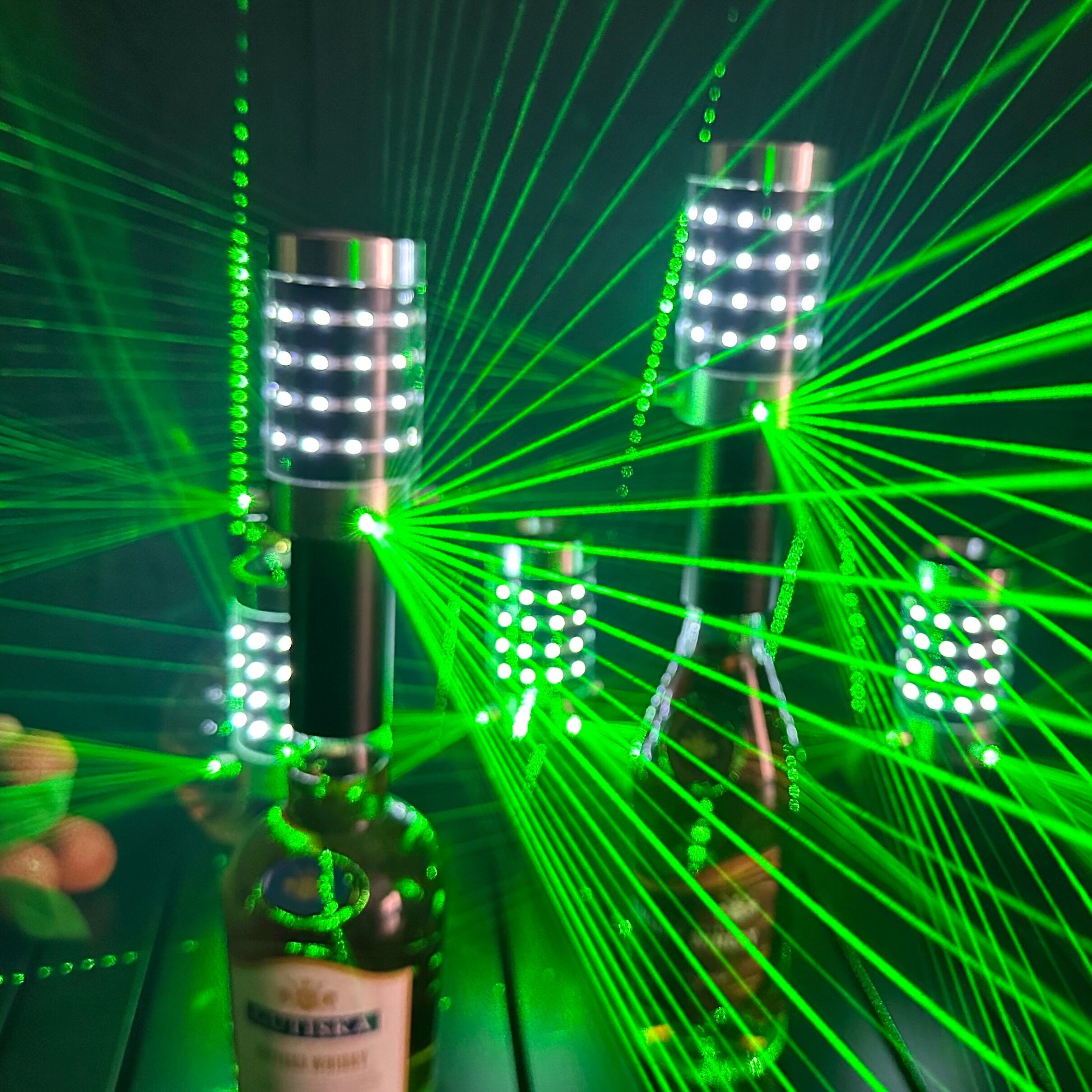 シャンパン用スパークラー、LED点滅スティック、レーザーディフューザー、酒瓶カバー、シャンパンコルク、ストロボライト、バーライト、王冠ヘッド。
