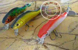 New model with high-speed rotating tail piece high back thin tail VMC hook middle tongue semi-submersible Mino reaction bait 8 5cm 16g