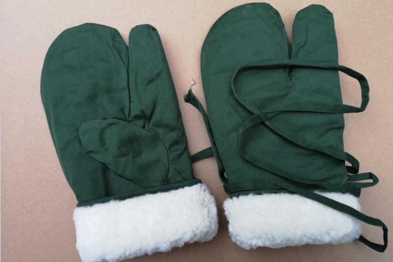 Winter cold-proof fur 3 fingers gloves fur integrated olive green wool gloves chill area gloves