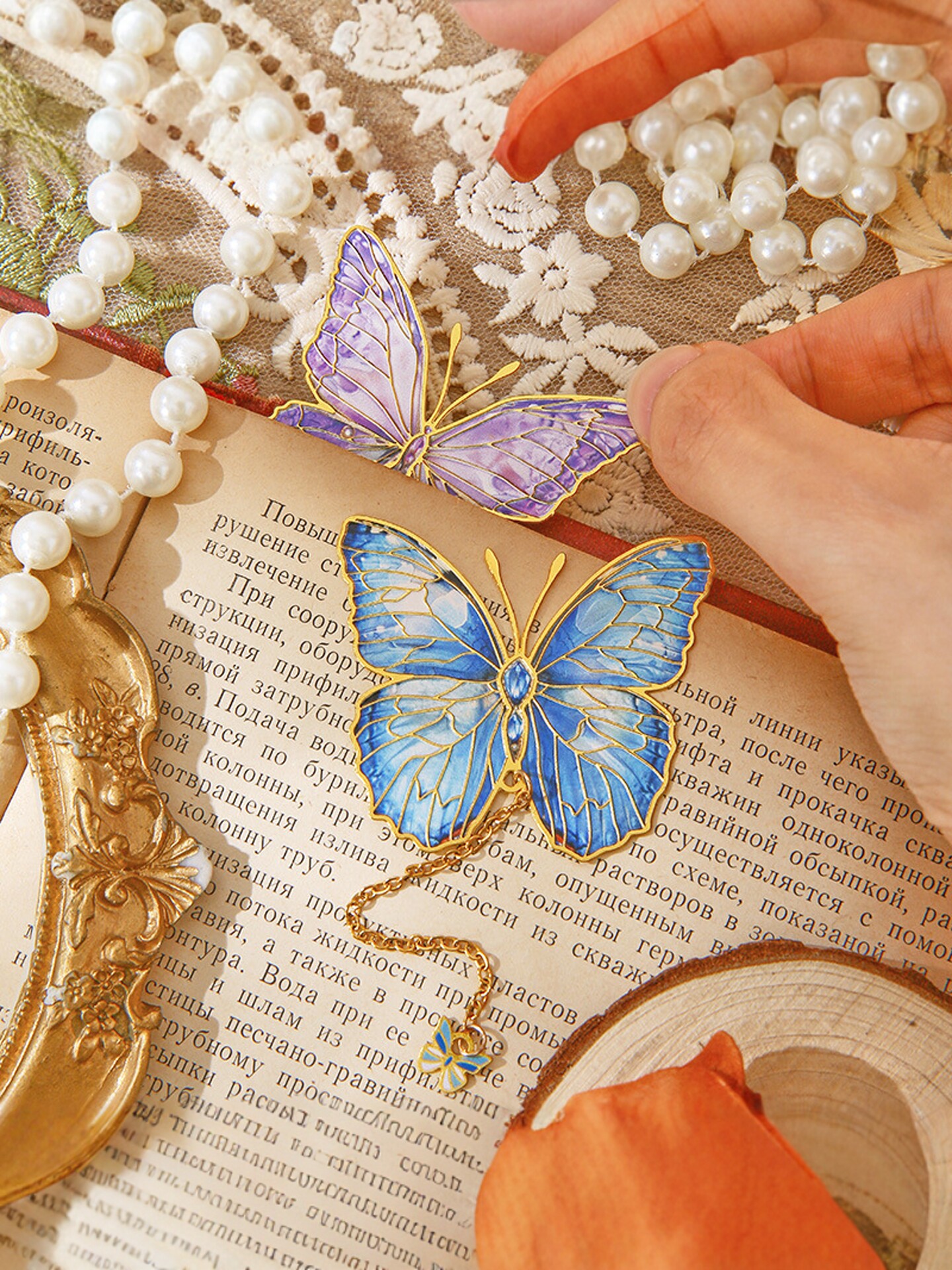 Yujian Eslite Butterfly Language among Flowers series metal bookmarks, a hollow literary brass souvenir for teachers during graduation season