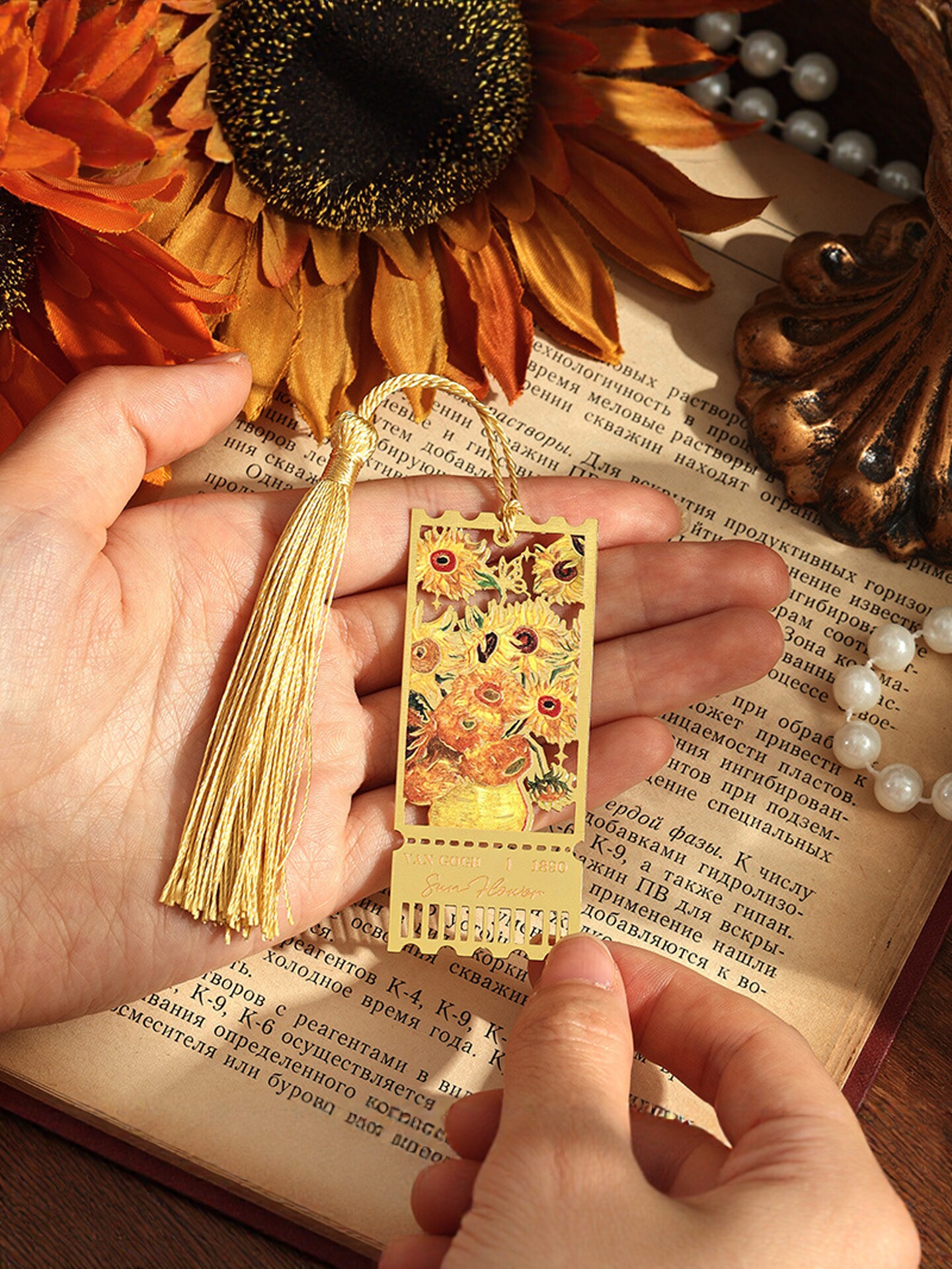 Yujian Eslite Liuguang Impression Series Retro Famous Painting Metal Bookmark Oil Painting Flower Hollow Tassel Bookmark