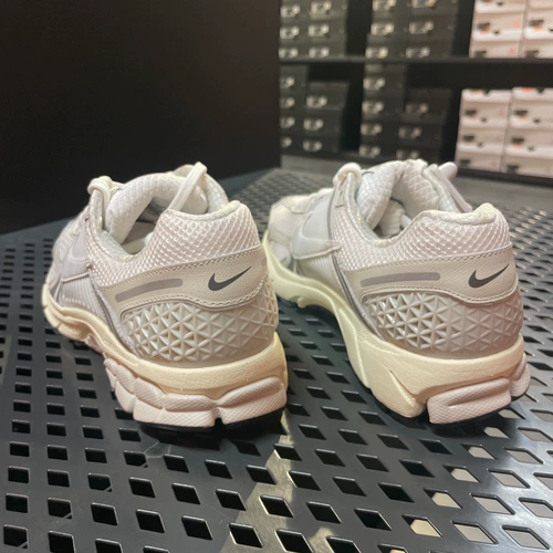 Cool City Nike nike Zoom Vomero 5 Мужские спортивные повседневные туфли HF0731-007