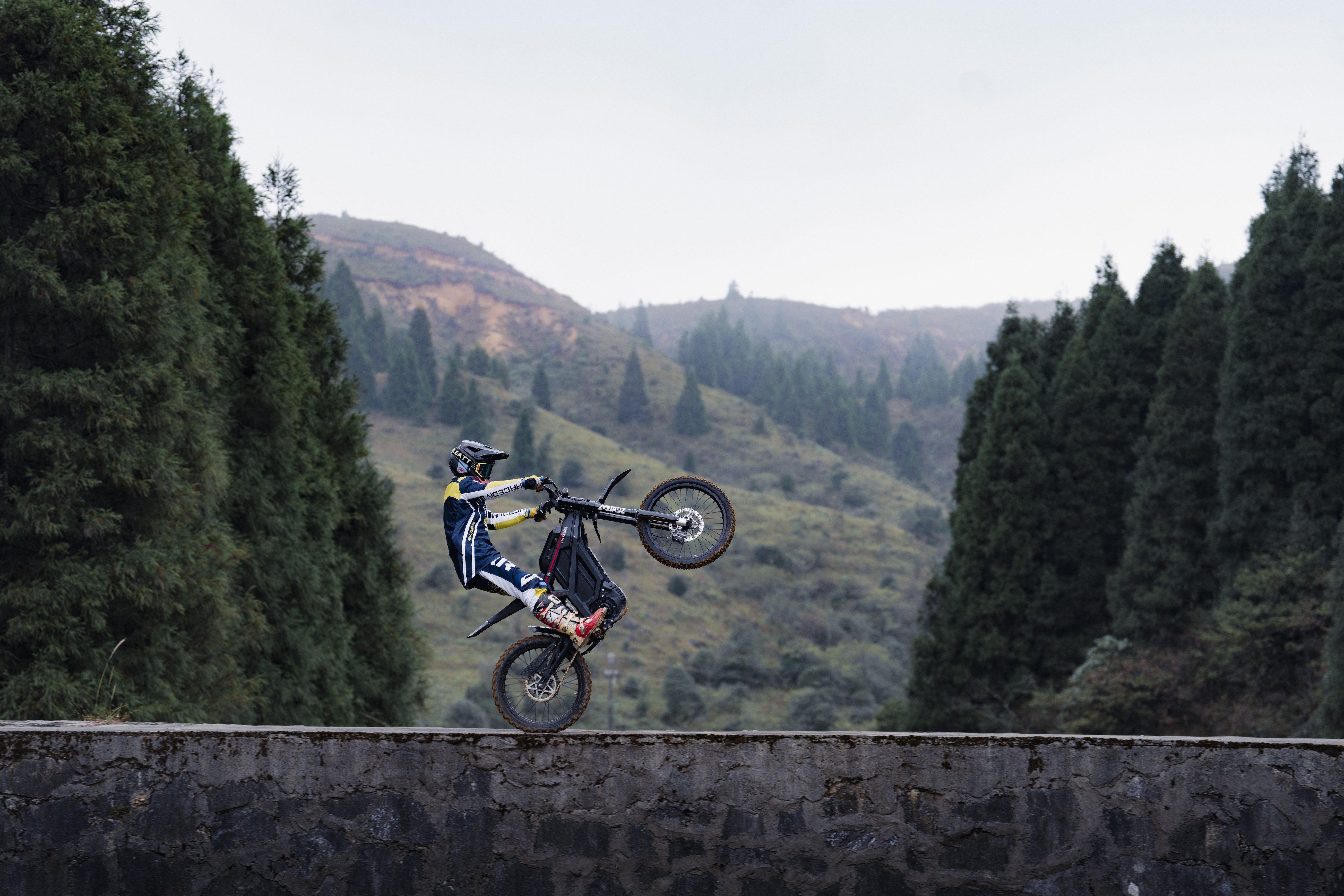 Электрический внедорожный мотоцикл EKXBike M1 серебристый