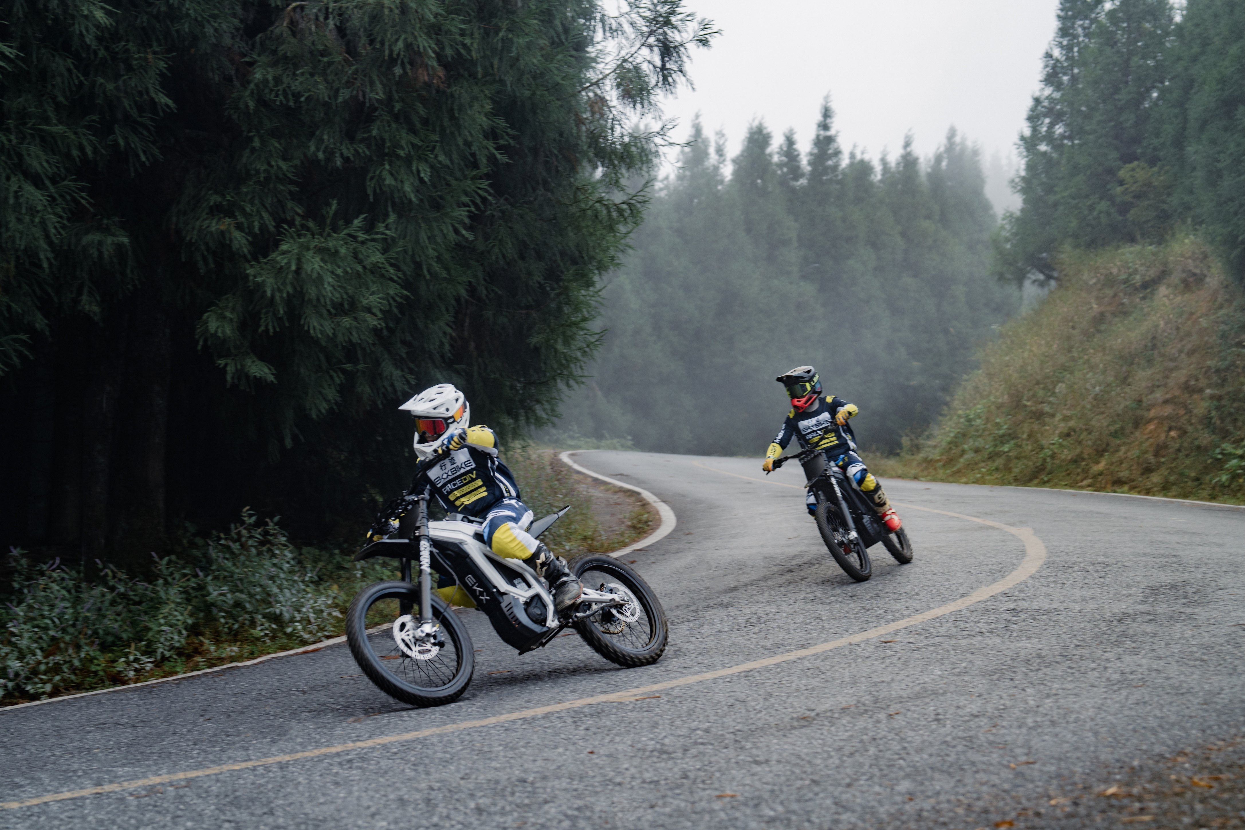 Электрический внедорожный мотоцикл EKXBike M1 серебристый