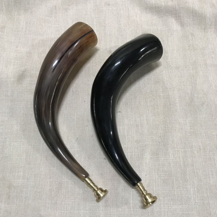 プロは黒と白のヤクの角、黒い水牛の角、銅のトランペット、民族楽器を使用するが、プロではない人は吹くことができない。