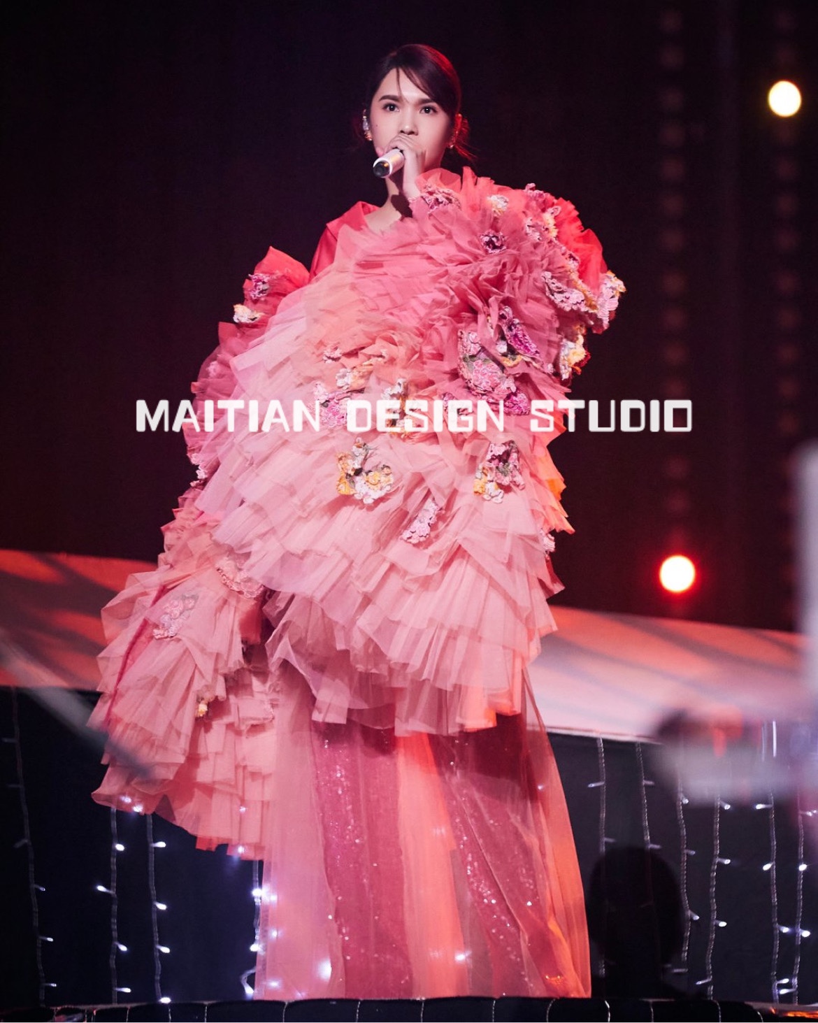 Yang Chenglin's flashy band The Flower Bright Drill Walking Show Cos Singers Act Out Gown Suit