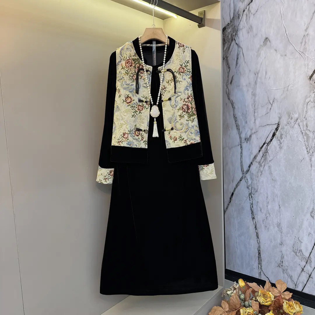 Plus size women's new Chinese style heavy industry floral jacquard disc buckle vest + spliced cuffs velvet long dress