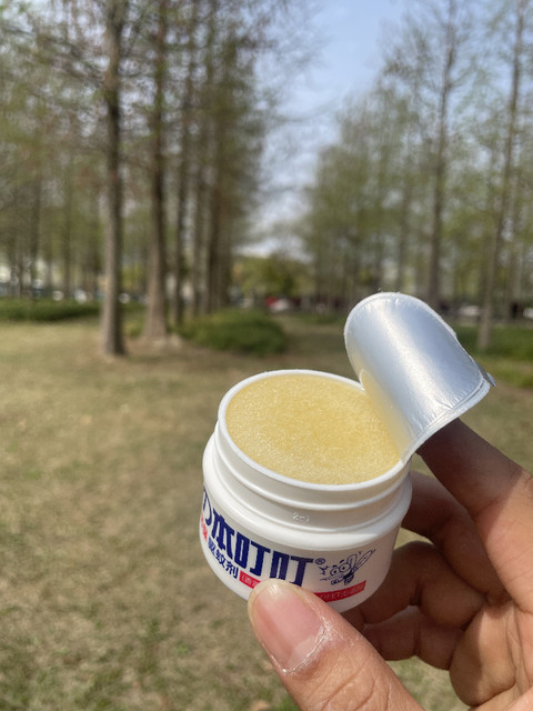 This eco-friendly mosquito repellent does not contain DEET. Mosquito repellent citronella diffuser 35g for pregnant and infants is ready to use after opening the lid.