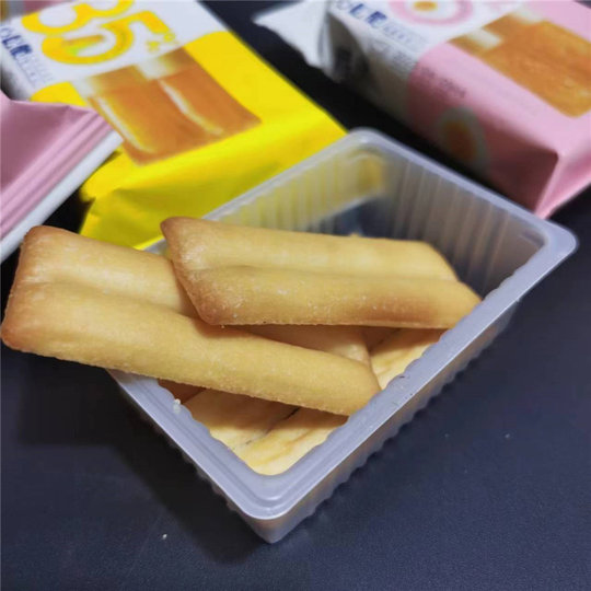 Хрустящие сэндвич-бисквиты Yaxiaobei с соленым яичным желтком и сыром в маленьких упаковках как легкий перекус.