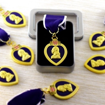 Popular boxed re-engraved US military honor badge war wound purple purple Purple Heart medal metal badge pin brooch