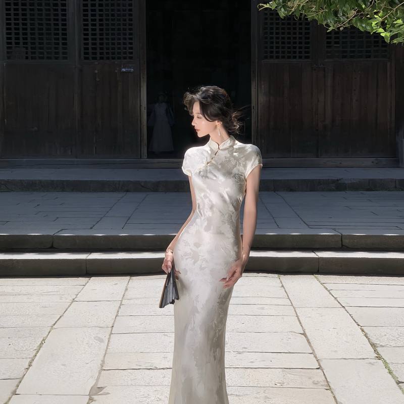 Nu Anuo's "Lingguangfu" Satin Rayon Bias-Cut New Chinese-Style Cheongsam for Women 2026, Slightly Plump, High-Quality Long Dress Nu Anuo's "Lingguangfu" Satin Rayon Bias-Cut New Chinese-Style Cheongsam for Women 2026, Slightly Plump, High-Quality Long Dress