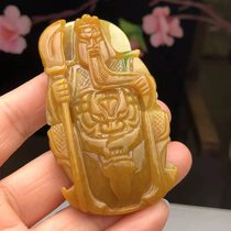 The public hanging of the yellow-emeralds pendant w