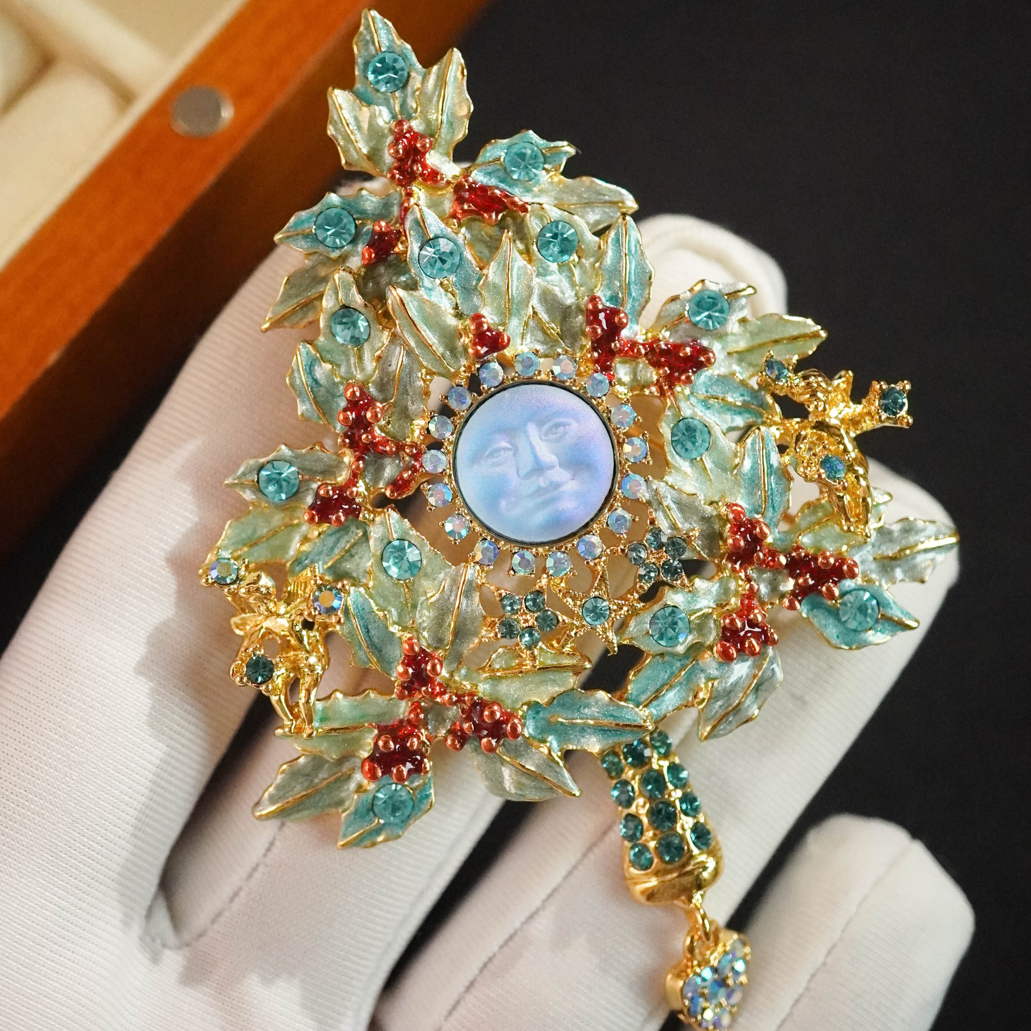 奥特莱斯:轻奢珐琅彩绘半蝶胸针背后的秘密世界