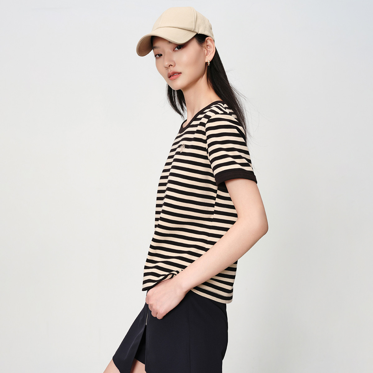 B10002女装👚短袖刺绣概述：传统工艺与现代时尚的结合