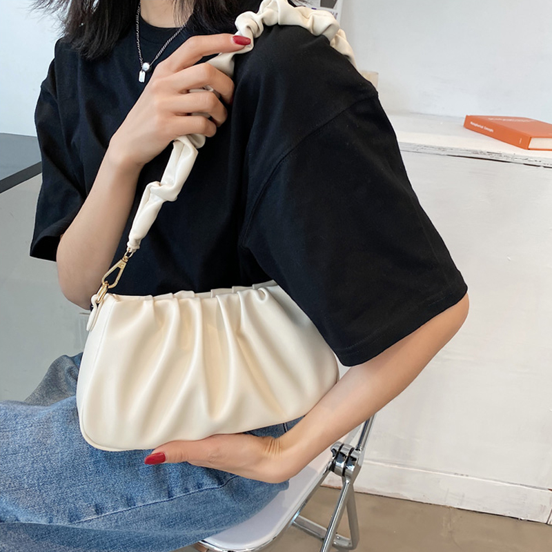 The bag bag girl 2023 fashionable new trend single shoulder armpit bag with skewed wrinkle cloud bag