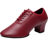 Латинская танцевальная обувь для взрослых женщин в середине следования на площади танцевальной танце