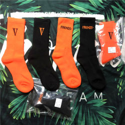 VLONE 가을/겨울 남성과 여성 커플 타올 바닥 친구 농구 양말 트렌디 블랙 오렌지 대형 V 라인 미디엄 스타킹