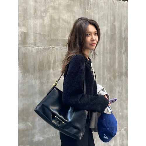 Вместительная и большая сумка на одно плечо, сумка через плечо, коллекция 2023, из натуральной кожи