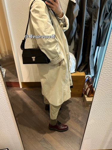 Слои с кожаной сумкой для кожа