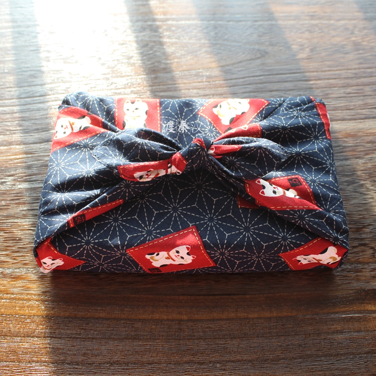 Japan's new and windy gold cats open up big handkerchief Pair Lü coated scarves with leather scarves 52c