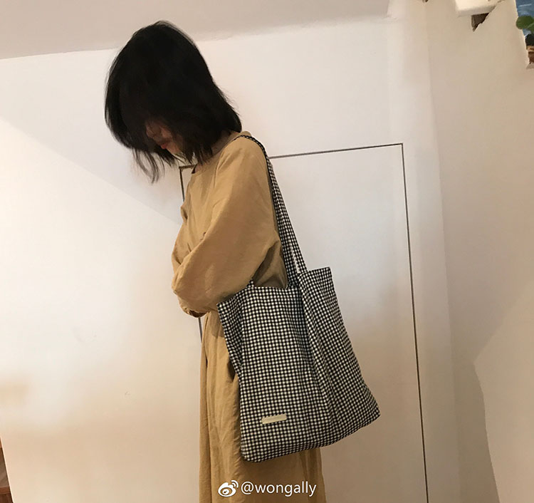 AL original homemade black and white small plaid canvas bag ins Japanese and Korean new students thin cloth bag women bag 2021
