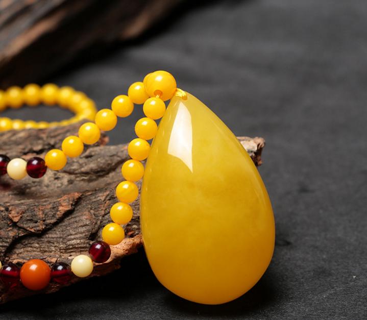 Clear Barn Pick Up Missing One 1 Yuan Auction K Chicken Oil Yellow Drop Pendant Old Honey Wax Drop Pendant Hair Coat Necklace Woman