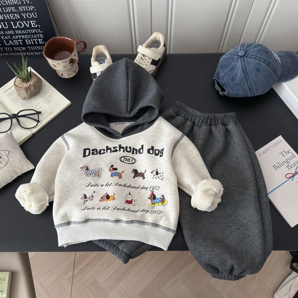 Зимний костюм для мальчиков, новинка 2025 года, свитер плюс утепленный бархат, модный повседневный детский мультяшный корейский тренд из двух предметов