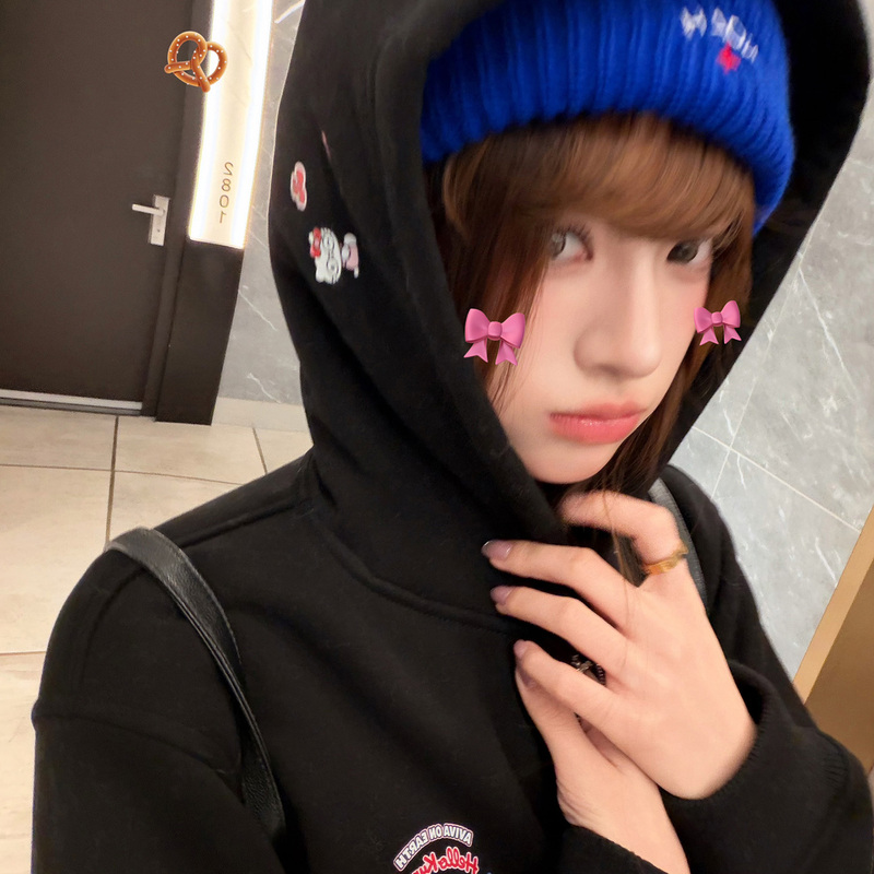Earth Store Hello Kitty Cat Print Hooded Thick Fleece-Lined Black Sweatshirt Jacket for Petite Women in Autumn